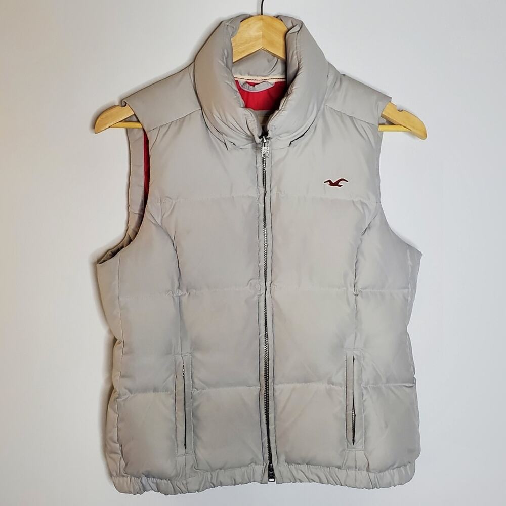 Hollister Light Grey Quilted Puffer Vest Size medium In great condition